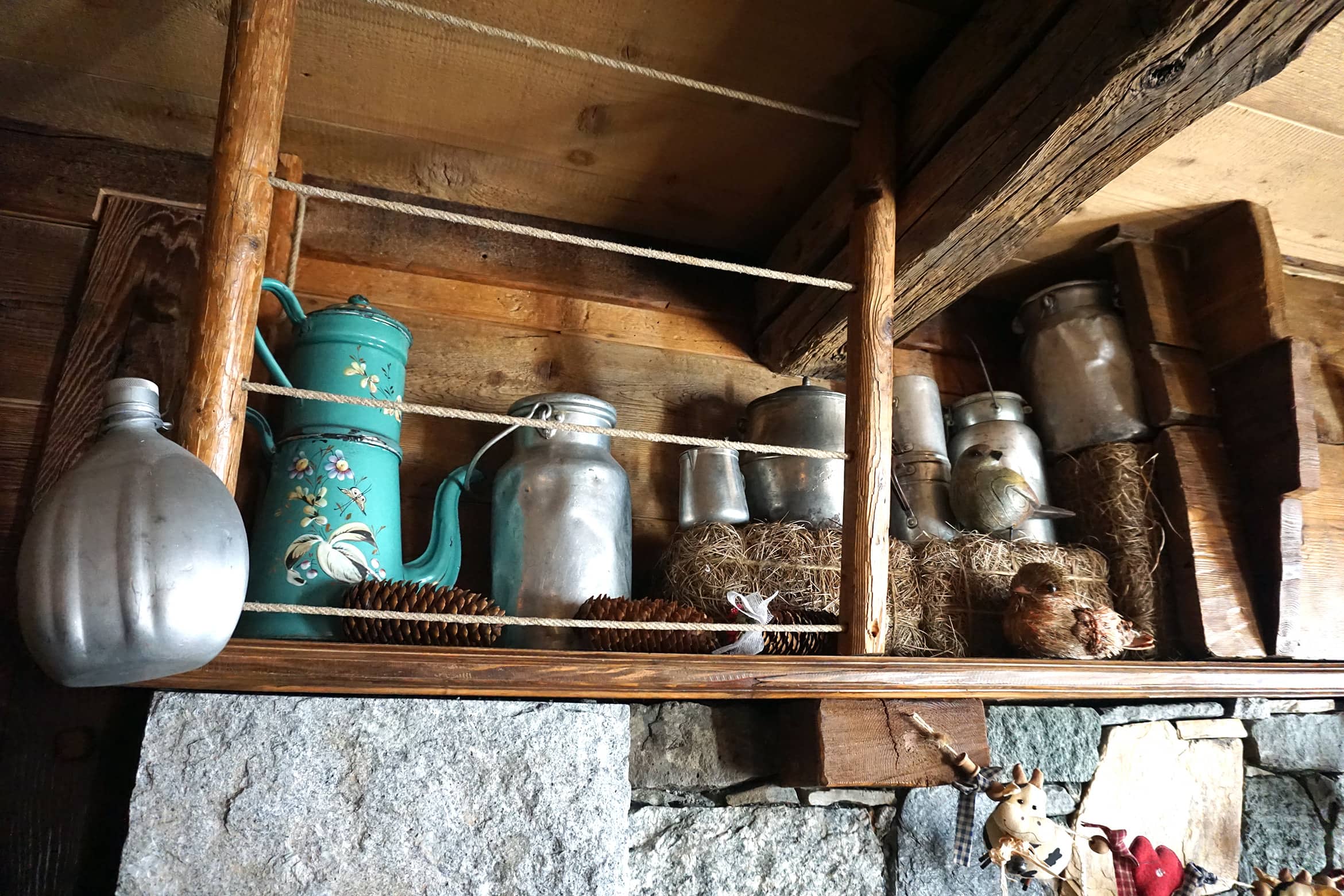 Jolie Bergere La Salle: dormire in un ex locanda di contrabbandieri 3 Oggetti di montagna decorativi