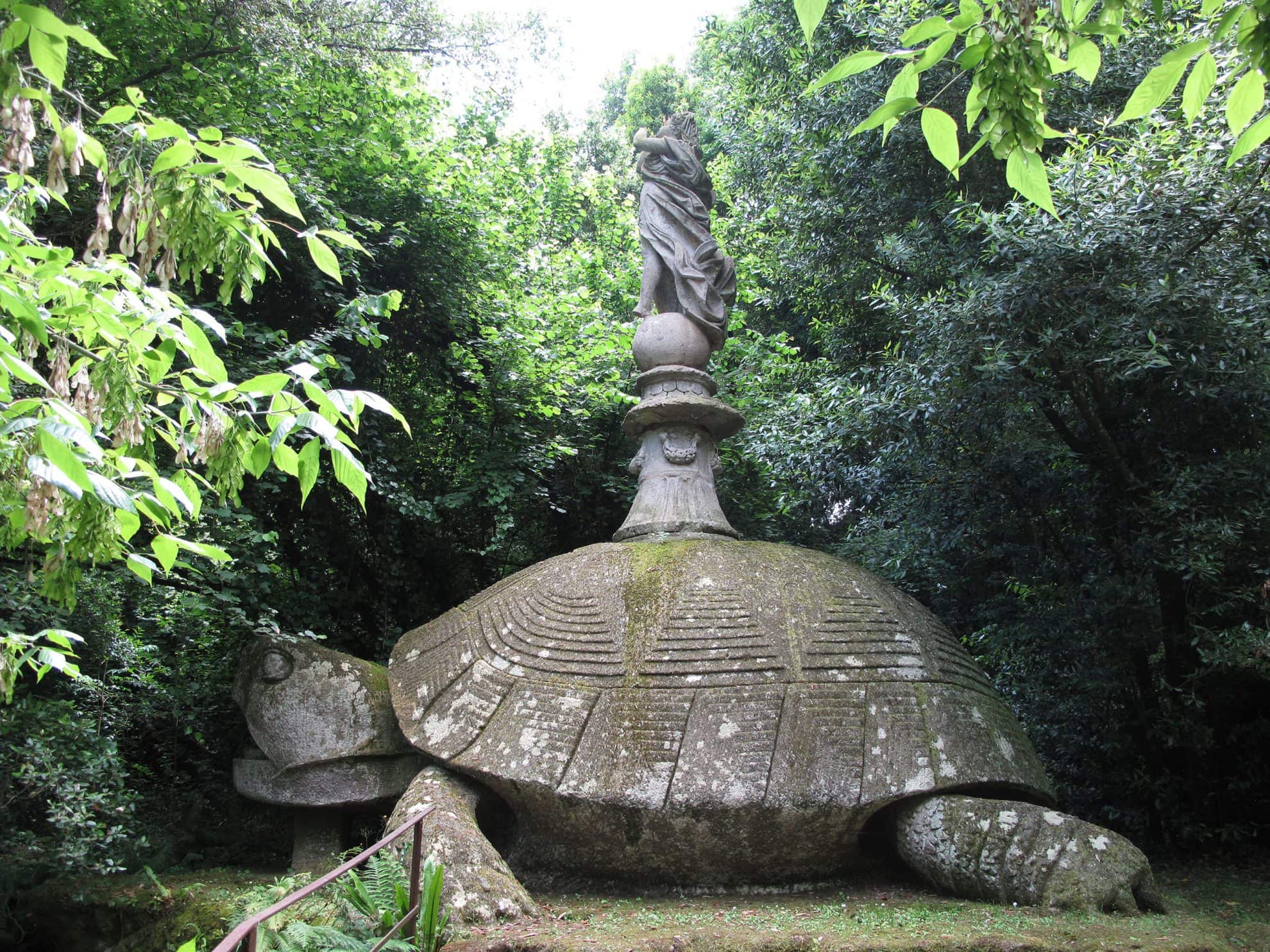 Visitare il Parco dei Mostri di Bomarzo vicino a Viterbo 6 Statua Tartaruga Sacro Bosco Bomarzo