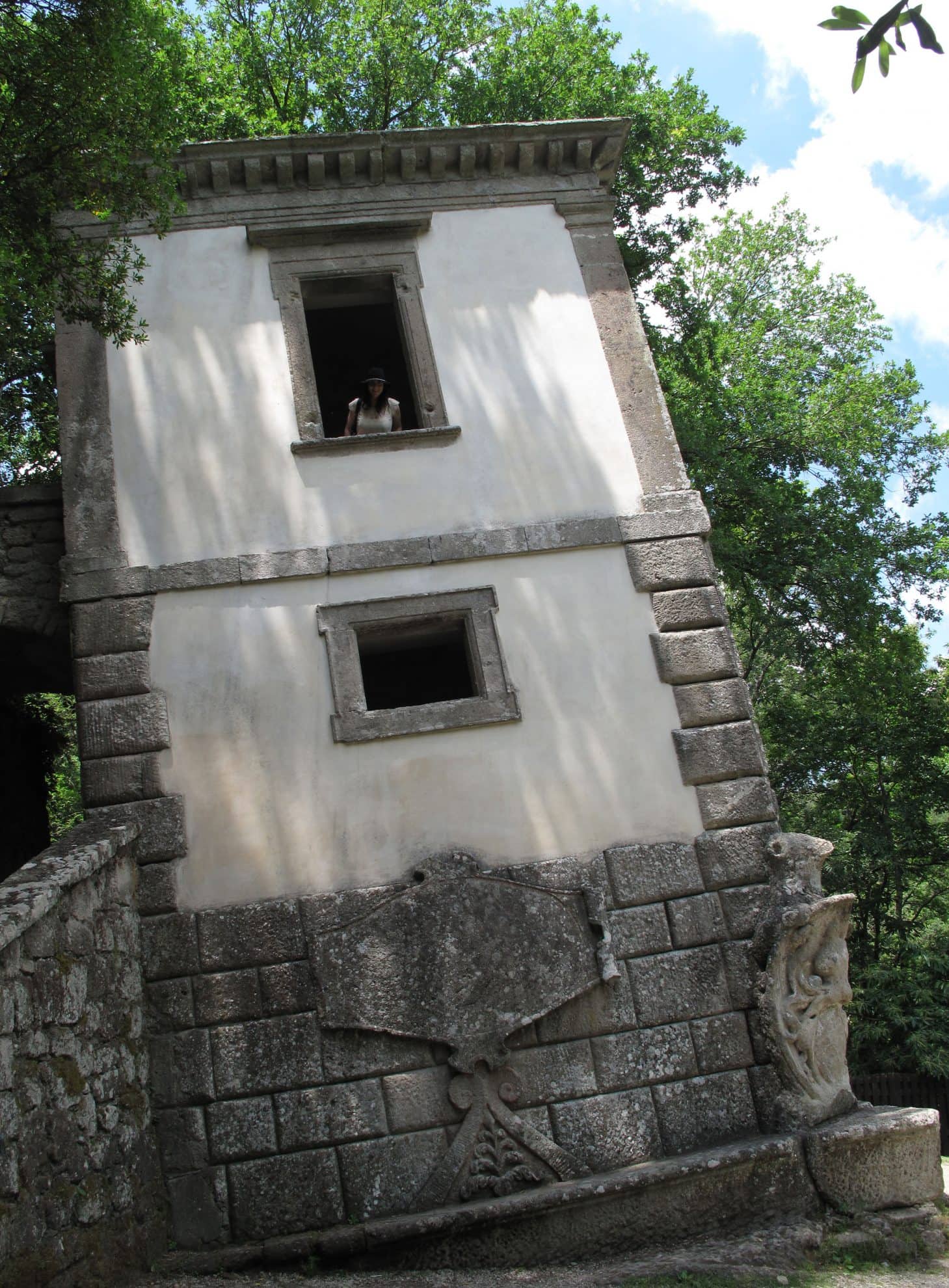 Visitare il Parco dei Mostri di Bomarzo vicino a Viterbo 8 Casa pendente Parco dei Mostri di Bomarzo