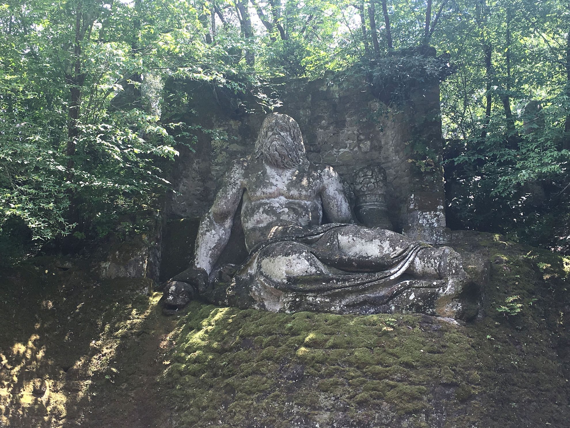 Visitare il Parco dei Mostri di Bomarzo vicino a Viterbo 9 Nettuno Sacro Bosco Bomarzo