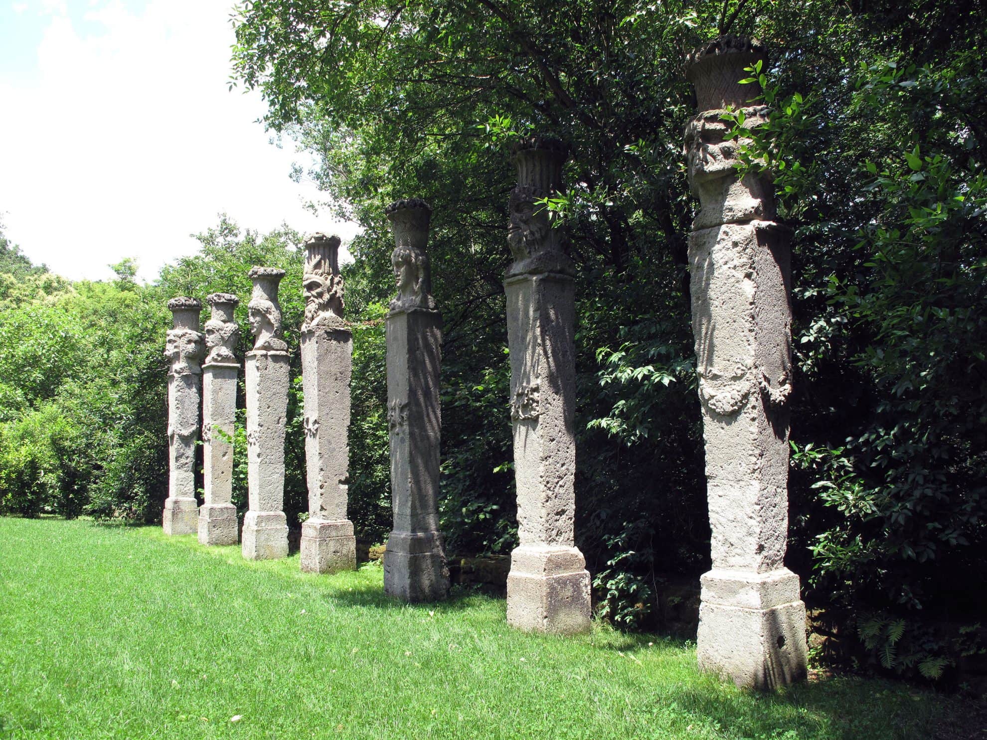 Visitare il Parco dei Mostri di Bomarzo vicino a Viterbo 7 Teatro con obelischi Sacro Bosco Bomarzo