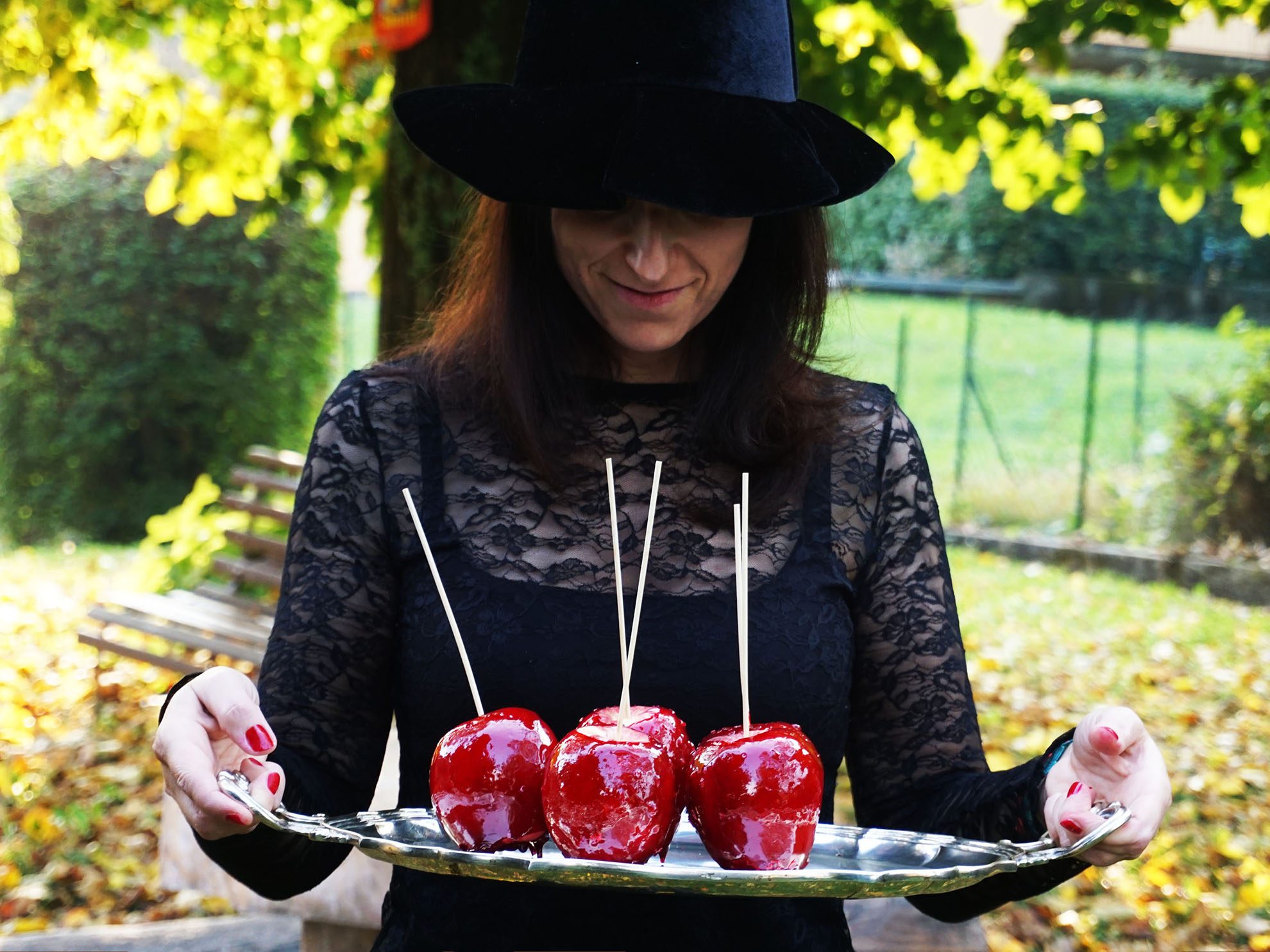 Mele rosse caramellate: la ricetta americana delle bewitched apples (le mele delle streghe)