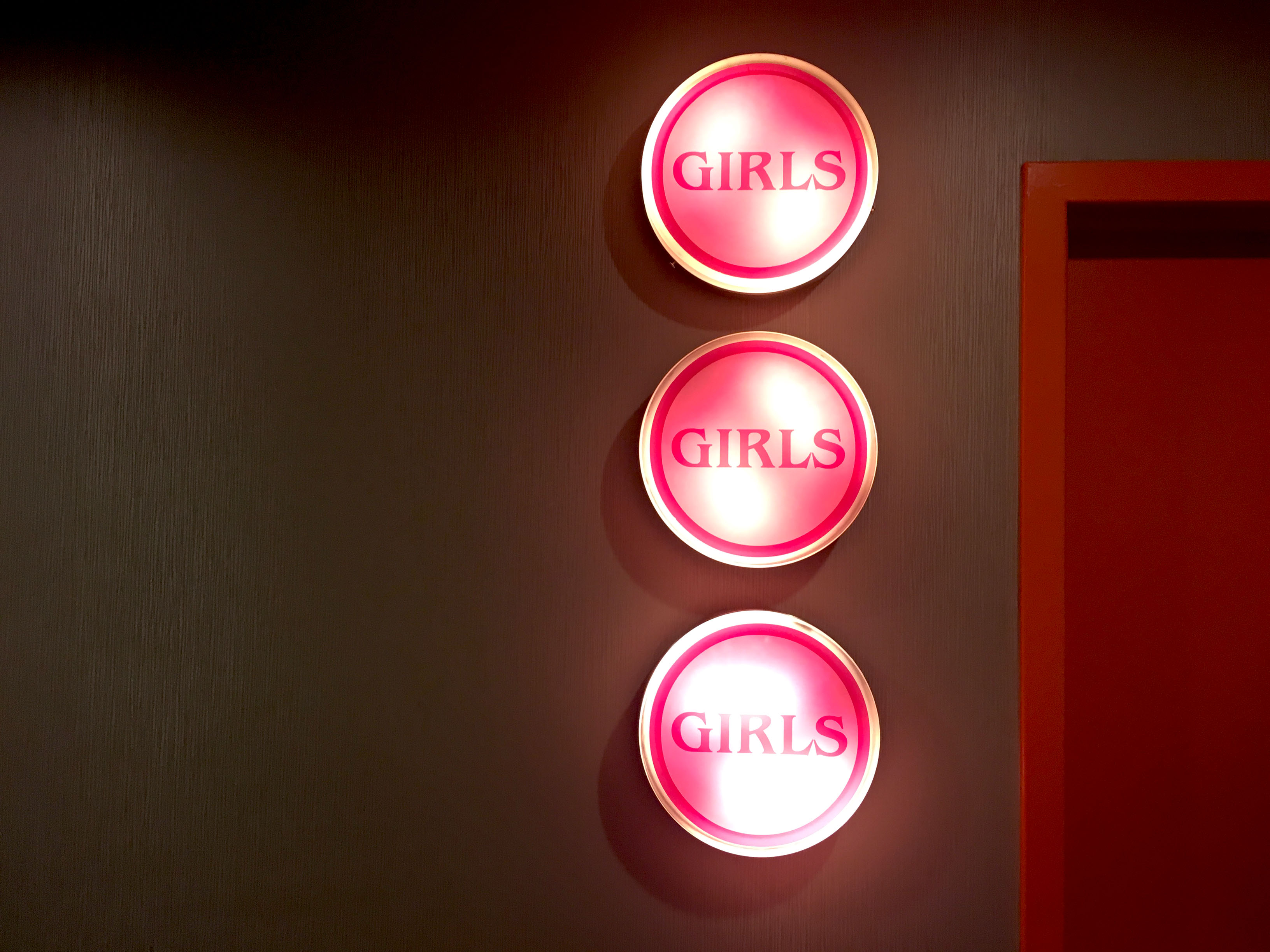 Dove dormire a Denver: Stay Funky, Stay Happy The Curtis Boutique Hotel 27 Ingresso bagni con luci neon