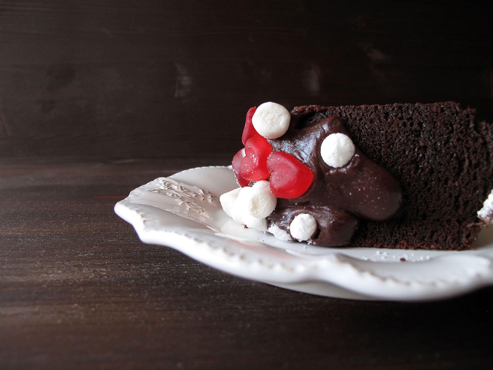 Hot Chocolate Bundt Cake: torta al cioccolato americana con marshmallows 4 Fetta torta al cioccolato americana