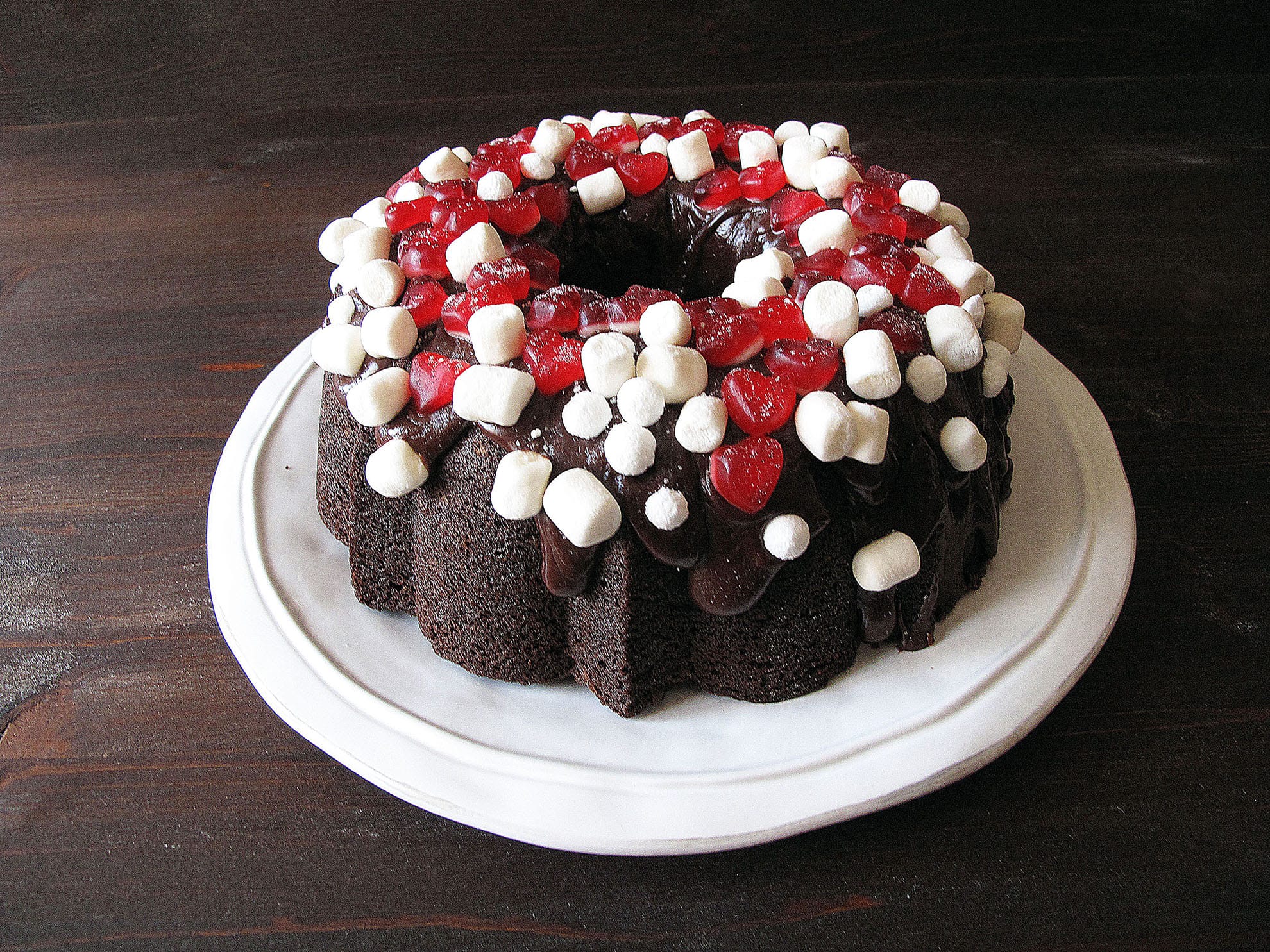 Hot Chocolate Bundt Cake: torta al cioccolato americana con marshmallows 2 Torta al cioccolato americana decorata