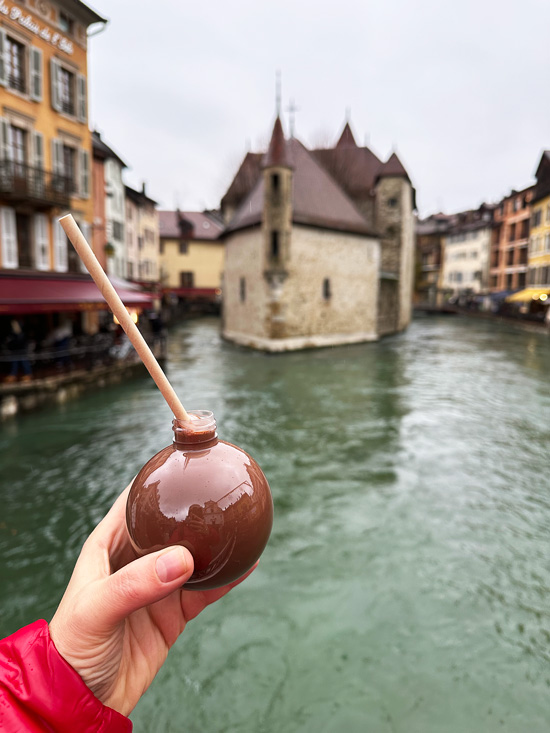 Mercatini di Natale: 6 idee per vivere appieno la magia del Natale 27 Cioccolata Calda Annecy