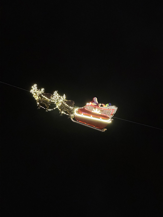 Mercatini di Natale: 6 idee per vivere appieno la magia del Natale 9 Babbo Natale che vola Montreux