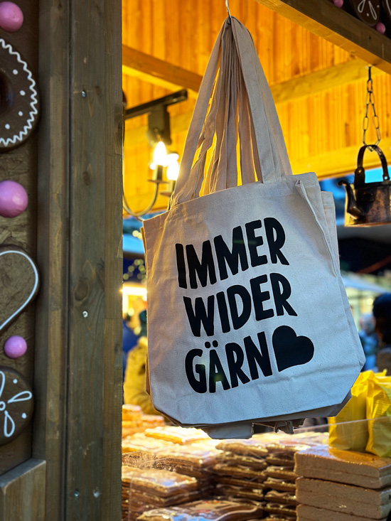 Mercatini di Natale: 6 idee per vivere appieno la magia del Natale 15 Bancarelle mercatini di Natale