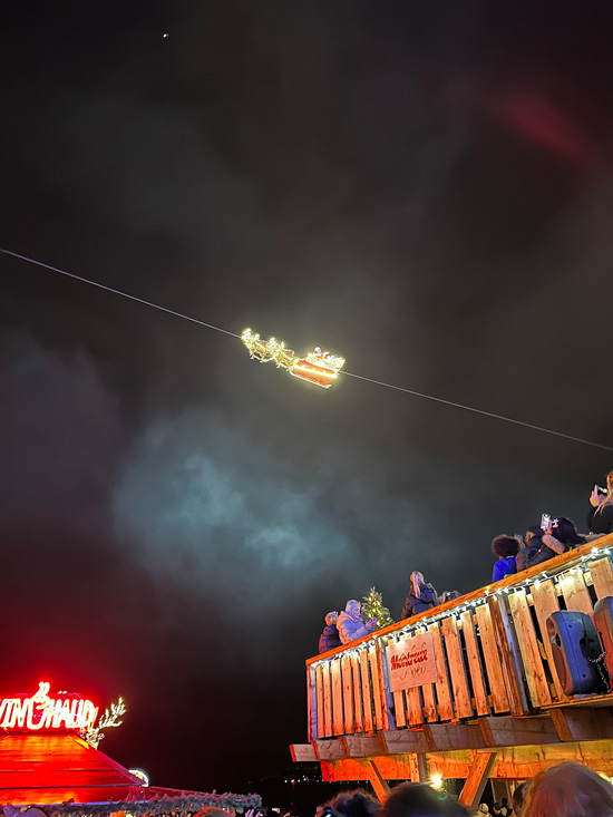 Mercatini di Natale: 6 idee per vivere appieno la magia del Natale 8 Babbo Natale che vola Svizzera