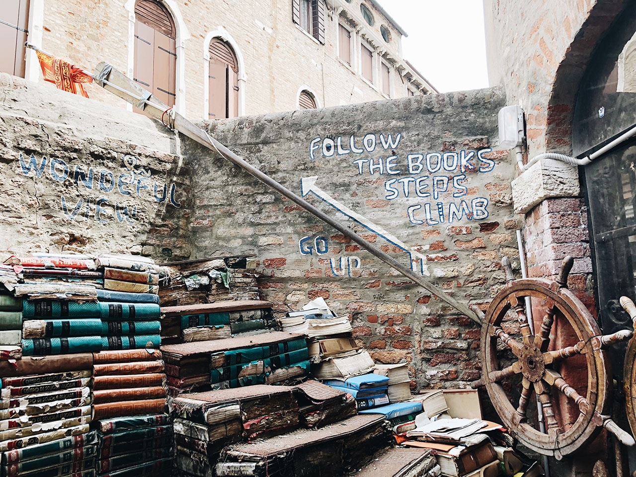Cosa fare e cosa vedere a Venezia in un giorno 3 Libreria dell'Acqua Alta Venezia
