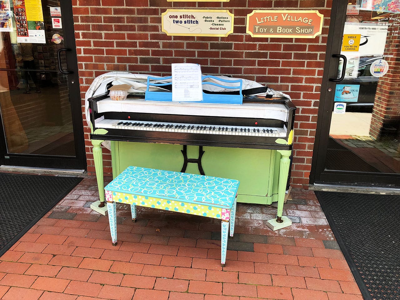 Visitare Littleton la cittadina più allegra del New Hampshire 11 pianoforti colorati a Littleton