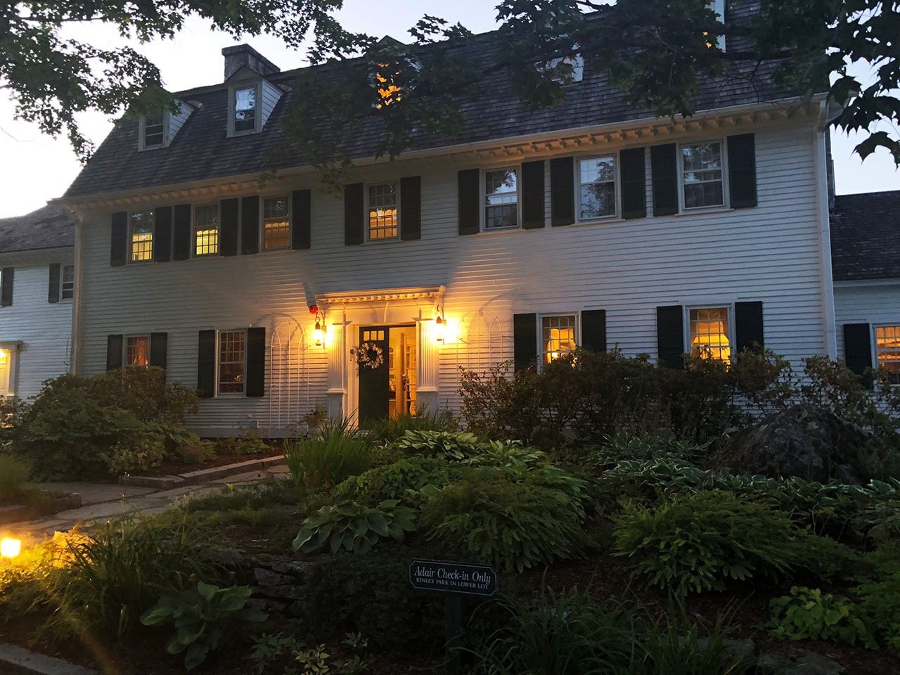 Dormire alle White Mountains: Adair Country Inn 3 Dormire alle White Mountains la struttura illuminata di sera