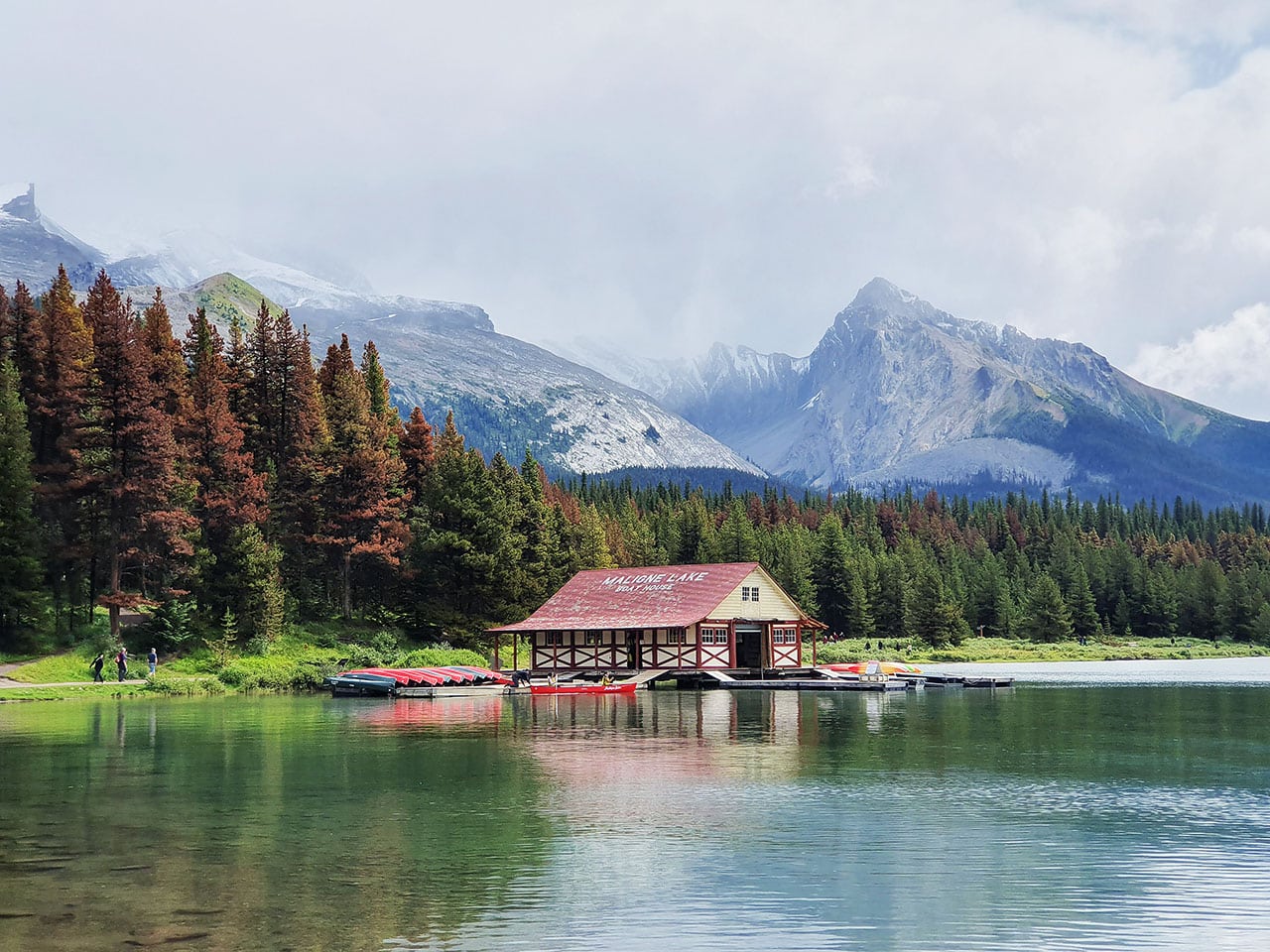 Dove fare un’escursione in canoa in Canada 6 Escursione in canoa in Canada Maligne Lake