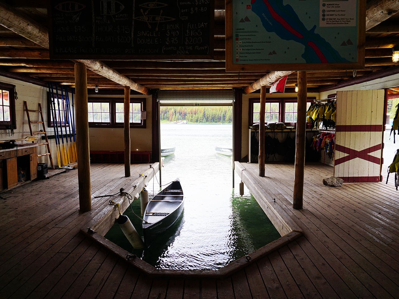 Dove fare un’escursione in canoa in Canada 7 Boat House Maligne Lake Jasper