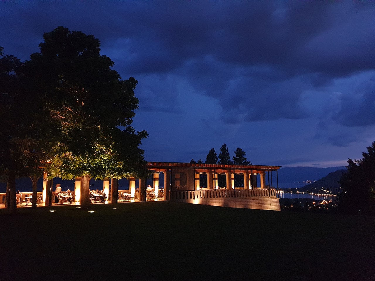 Okanagan Valley: wine tasting in Canada tra le vigne della British Columbia 23 Terrace Restaurant illuminato alla sera