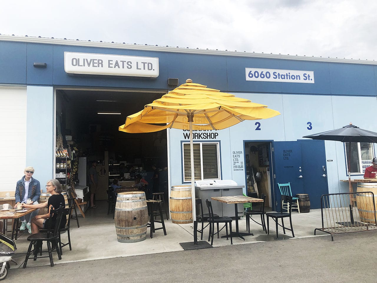 Okanagan Valley: wine tasting in Canada tra le vigne della British Columbia 26 Esterno locale food Oliver