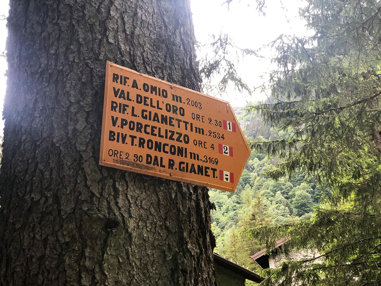Cosa fare in Val Masino: itinerario tra cibo natura e paesaggi mozzafiato in Valtellina 31 Cartello con sentieri Val Masino