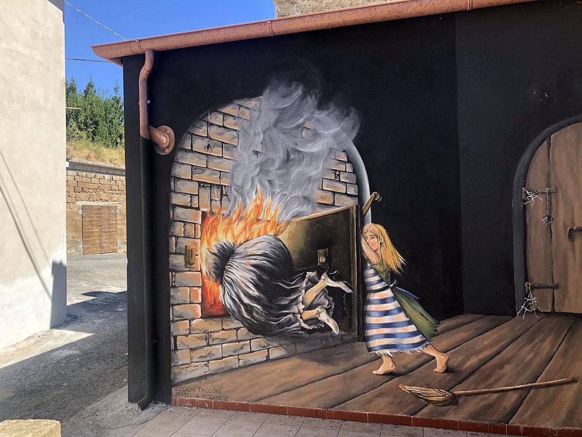 Visitare Sant’Angelo il paese delle fiabe 26 Strega che brucia murales
