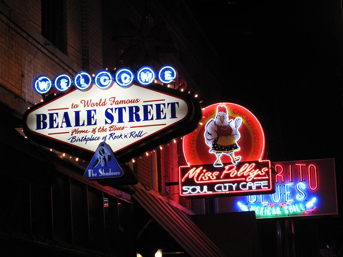Cosa vedere a Memphis: guida alla città della musica 14 Beale Street neon