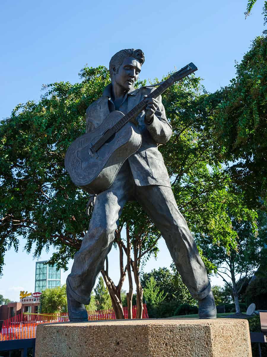Cosa vedere a Memphis: guida alla città della musica 9 Statua di Elvis a Memphis