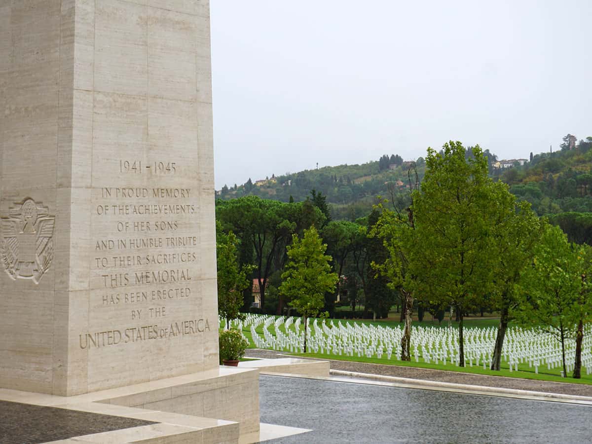Visitare il Florence American Cementery and Memorial 11 Statua agli americani