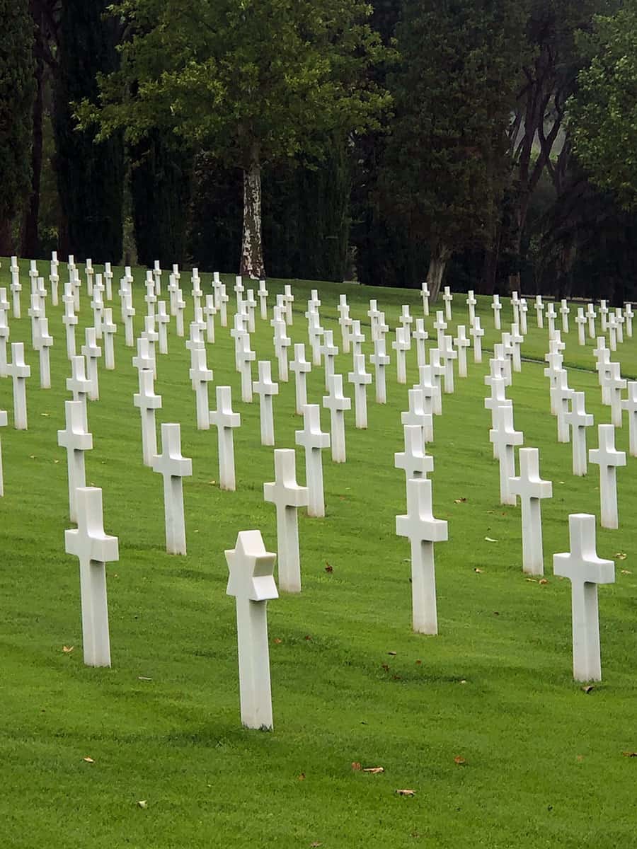 Visitare il Florence American Cementery and Memorial 2 croci bianche americane
