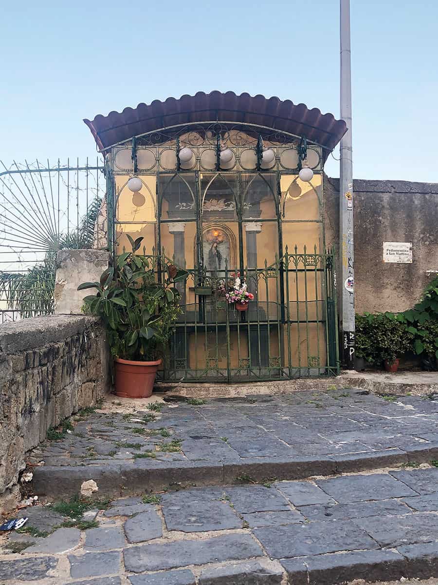 Cosa vedere a Napoli in due giorni: la guida completa 53 Altare votivo Napoli