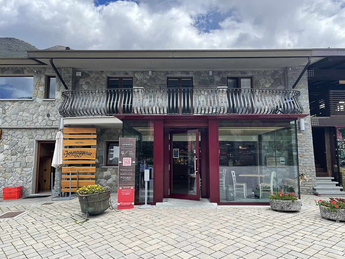 Valsassina cosa vedere: 8 cose da fare in montagna vicino Milano 38 Formaggeria del Carozzi