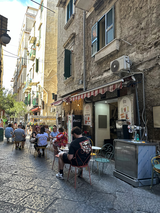 Dove mangiare a Napoli 74 Don Cafè Street Art Coffee Napoli
