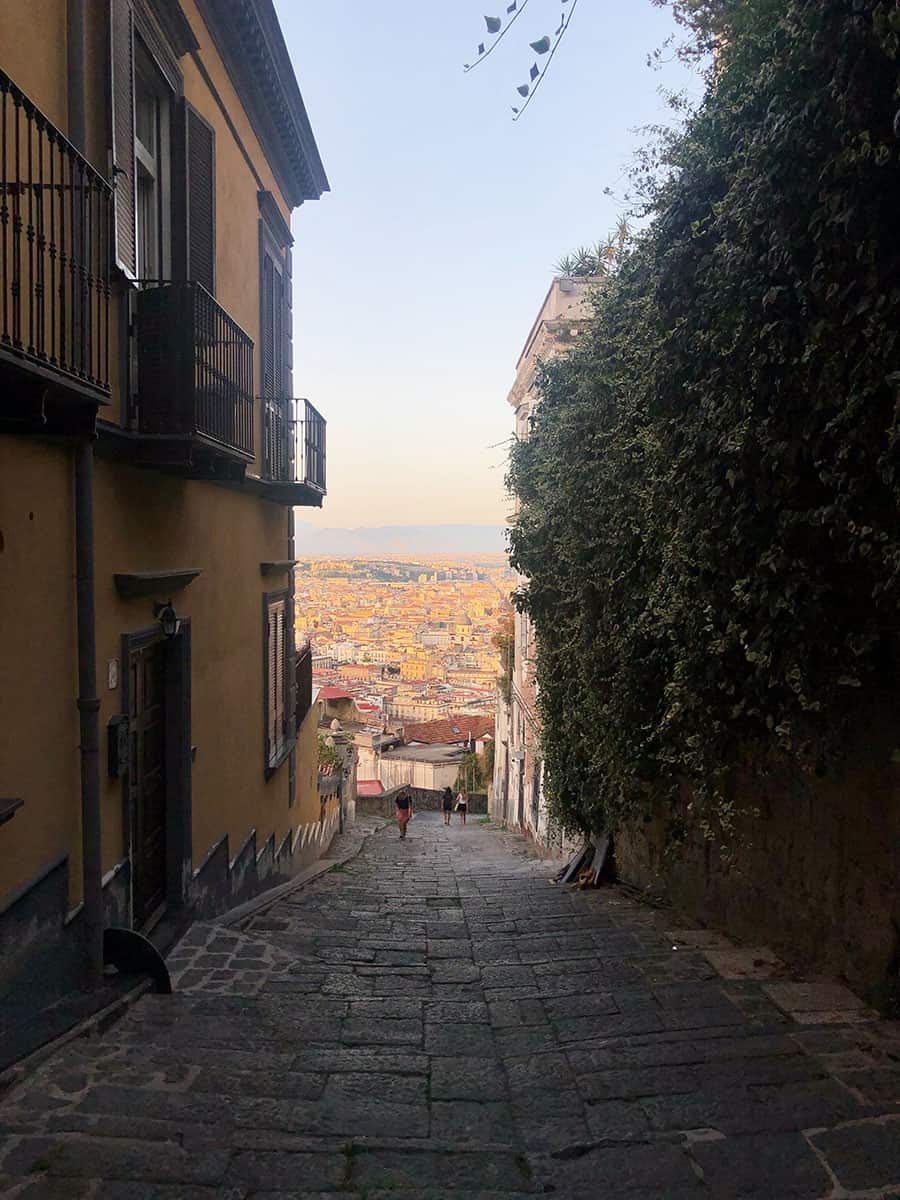 Cosa vedere a Napoli in due giorni: la guida completa 51 Scalinata di Napoli panoramica