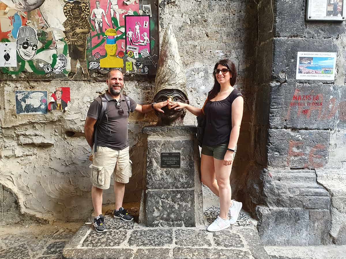 Cosa vedere a Napoli in due giorni: la guida completa 8 Pulcinella di bronzo Napoli