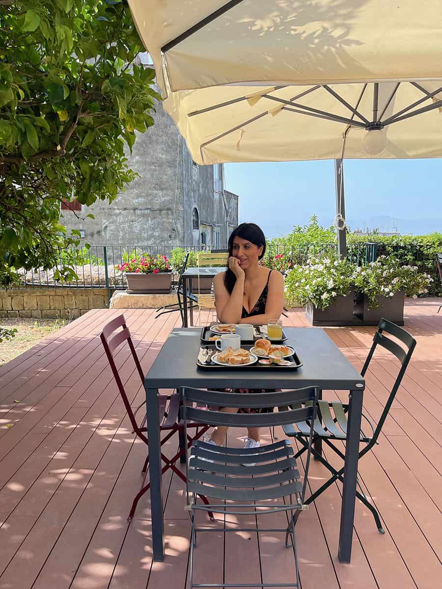 5 posti carini dove dormire a Napoli in centro 29 Napoli colazione in giardino