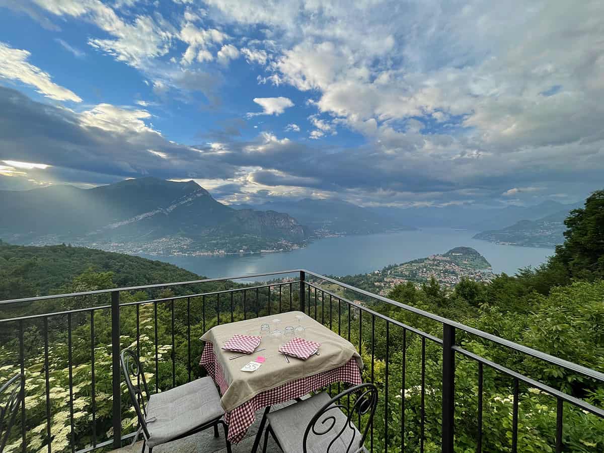 Cosa vedere a Bellagio, la perla del Lago di Como 33 Tavolo con vista lago di Como