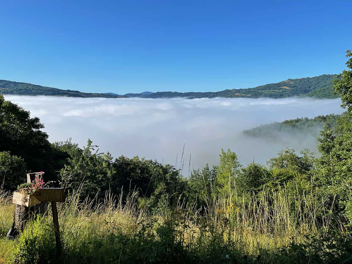 Gaia’s Spheres: dormire in una sfera, glamping in Piemonte 22 Paesaggio langhe coperto dalle nuvole