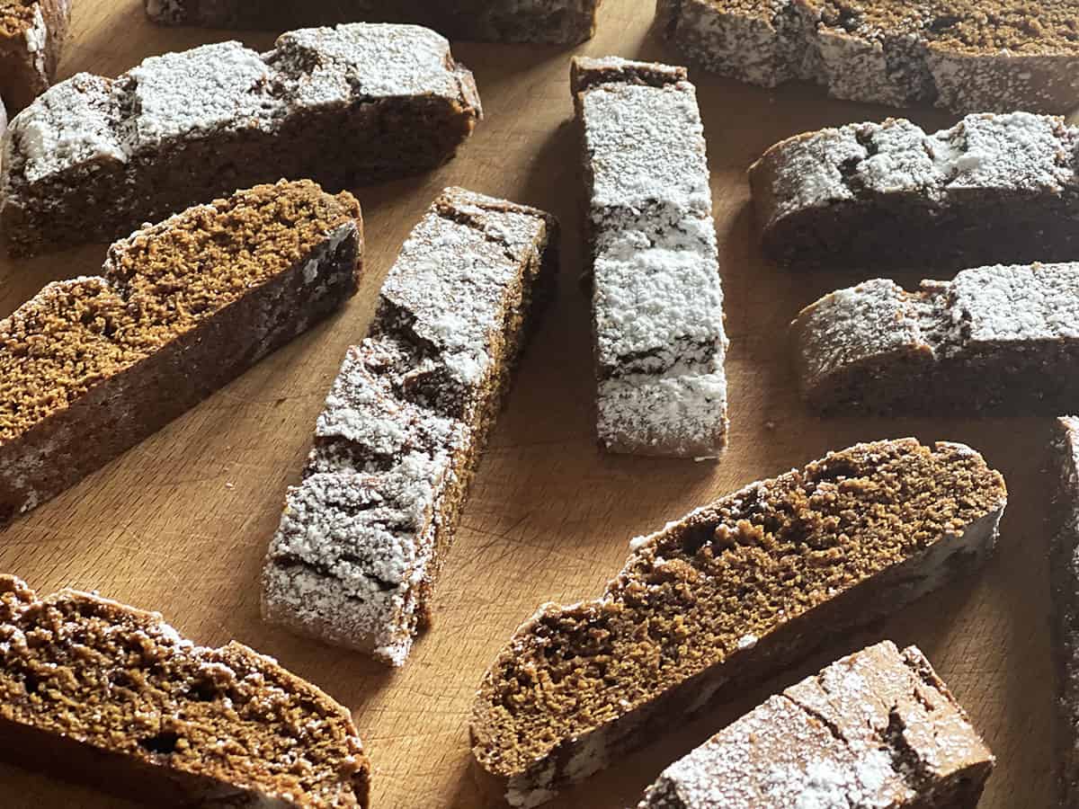 Gingerbread biscotti: la ricetta dei biscotti con zenzero e cannella 2 Gingerbread biscotti di Natale allo zenzero