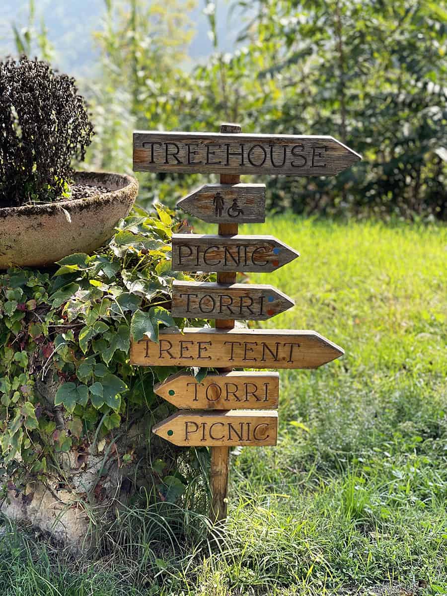 Agriturismo Parco del Grep: glamping nel Monferrato 6 Cartello di legno con indicazioni Parco del Grep