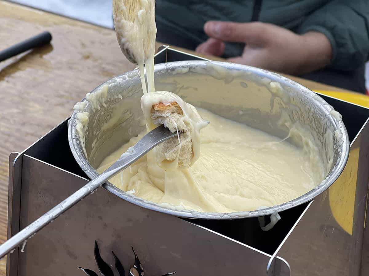 Crans-Montana: escursioni sulla neve con ciaspole e fonduta svizzera 18 Posti particolari dove mangiare la fonduta di formaggio