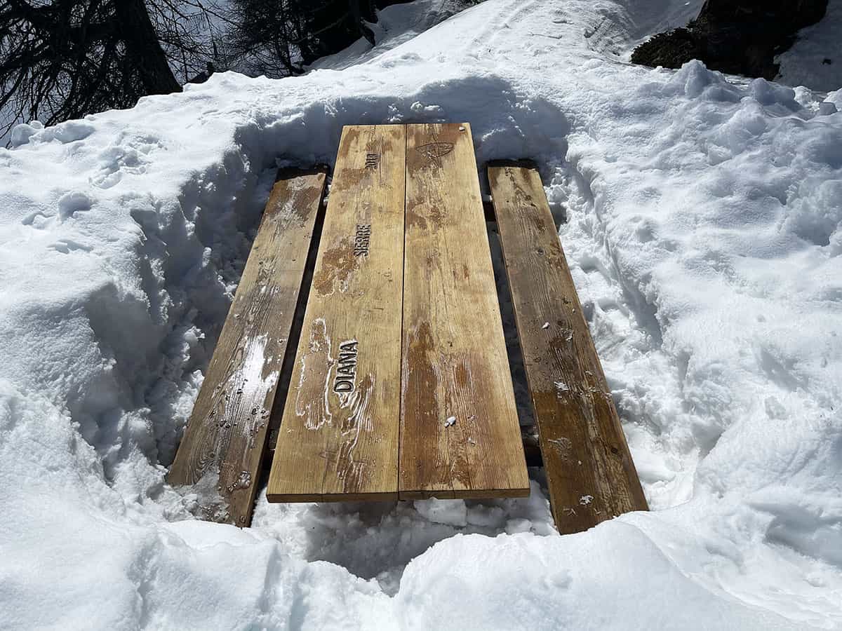 Crans-Montana: escursioni sulla neve con ciaspole e fonduta svizzera 15 Tavolo immerso nella neve