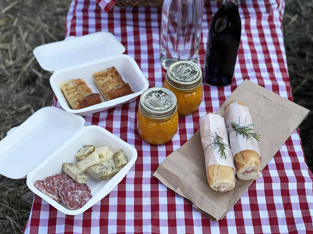 Agriturismo Parco del Grep: glamping nel Monferrato 32 Tavolo picnic imbandito