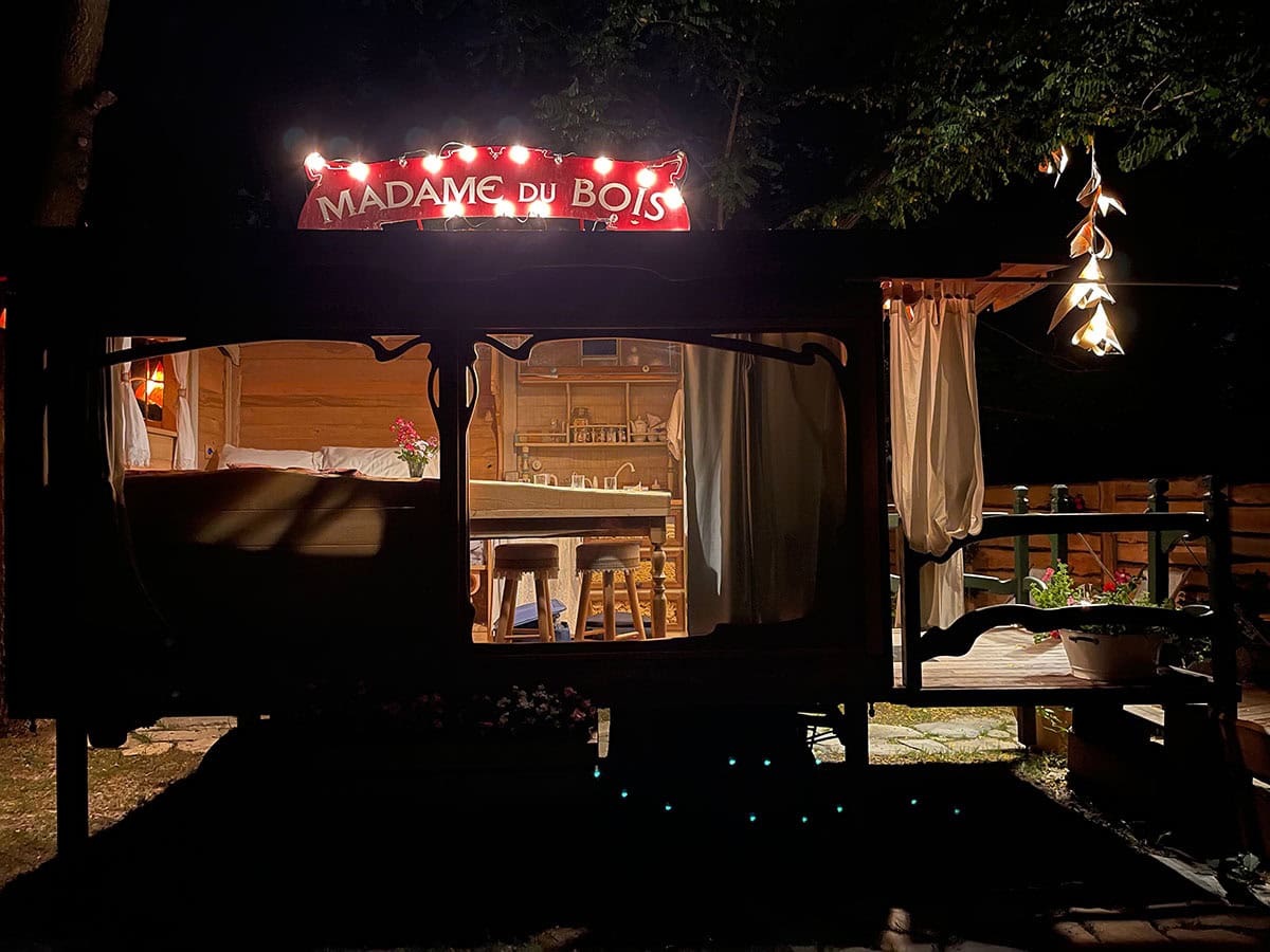 Dormire in un gipsy caravan vicino a Cuneo: Madame Du Bois 29 Gipsy caravan illuminato di notte