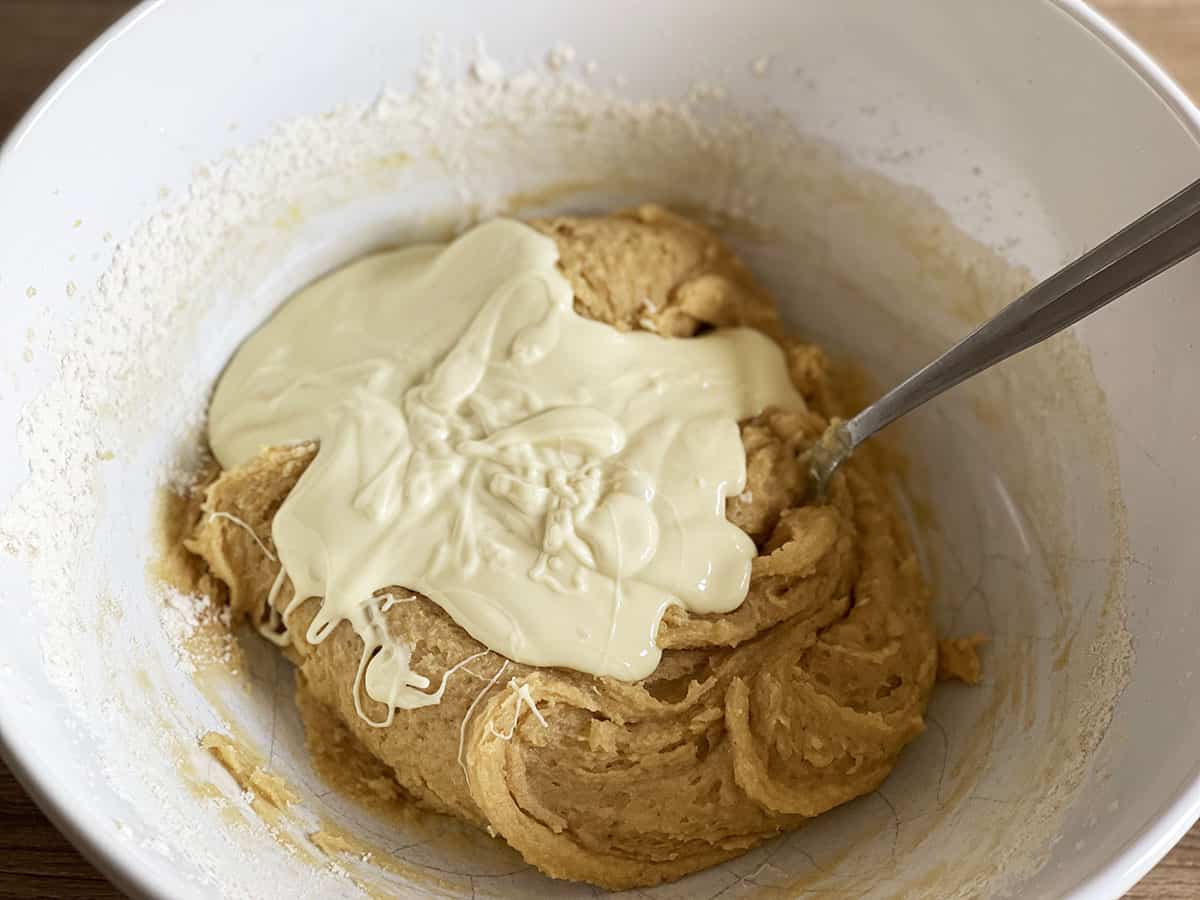 La ricetta dei White Chocolate Maple Nut Blondies 8 Impasto con cioccolato bianco