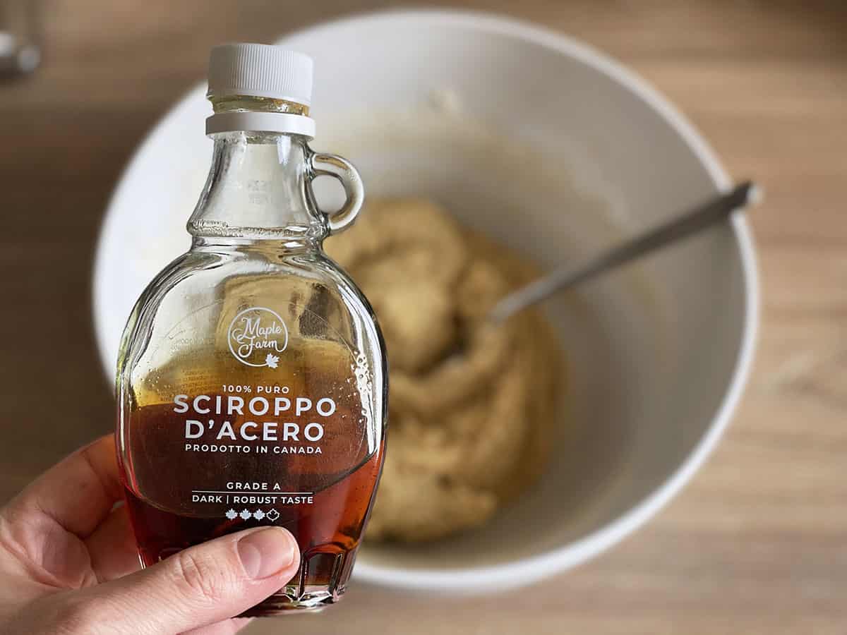 La ricetta dei White Chocolate Maple Nut Blondies 3 Sciroppo d'acero canadese