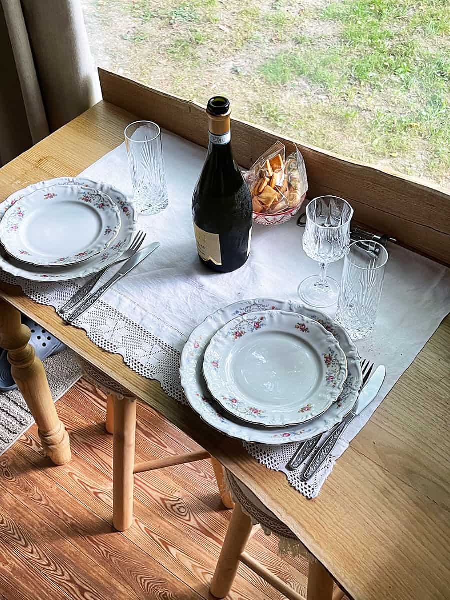 Dormire in un gipsy caravan vicino a Cuneo: Madame Du Bois 28 Spazio cucina caravan gitano