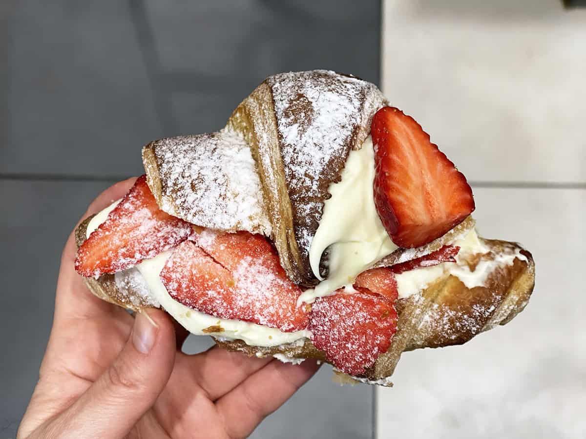 Dove fare colazione in Brianza: 10 posti da non perdere. Aggiornato 2025 33 Brioches farcite con crema e frutta