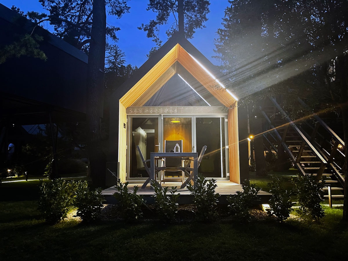 Chocolate Village by the River: Luxury glamping in Slovenia 19 Casetta illuminata di notte