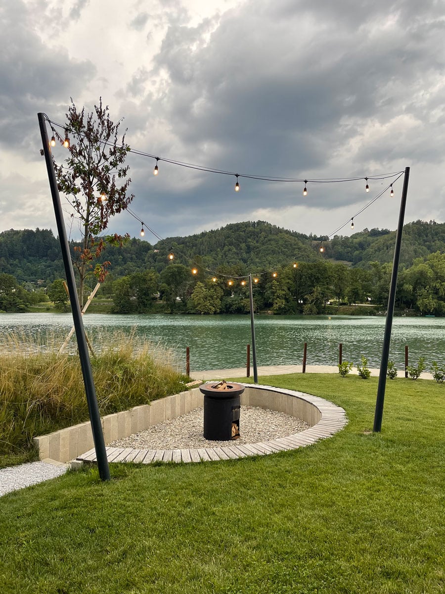 Chocolate Village by the River: Luxury glamping in Slovenia 39 Glamping con lucine