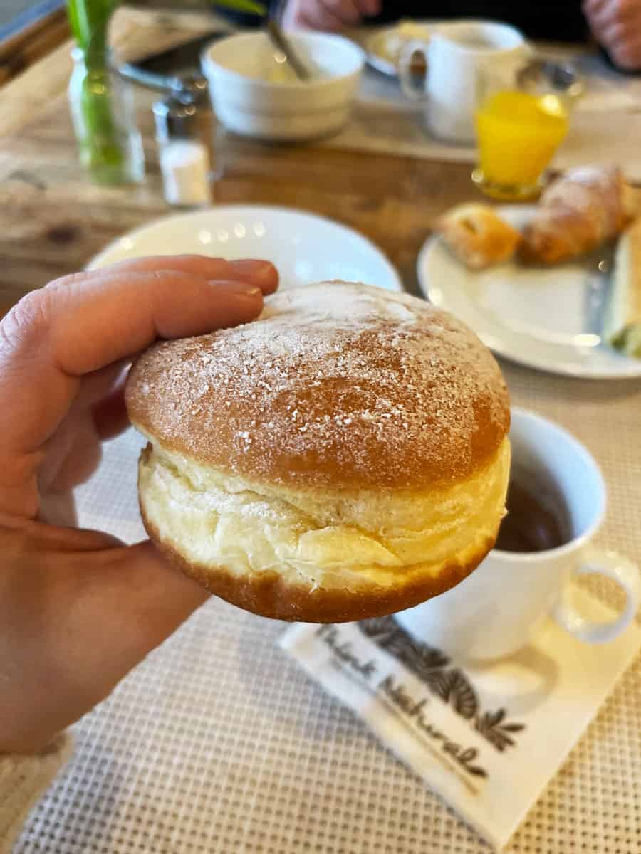 Ribno Glamping: dormire a Bled Slovenia 14 Colazione con bombolone