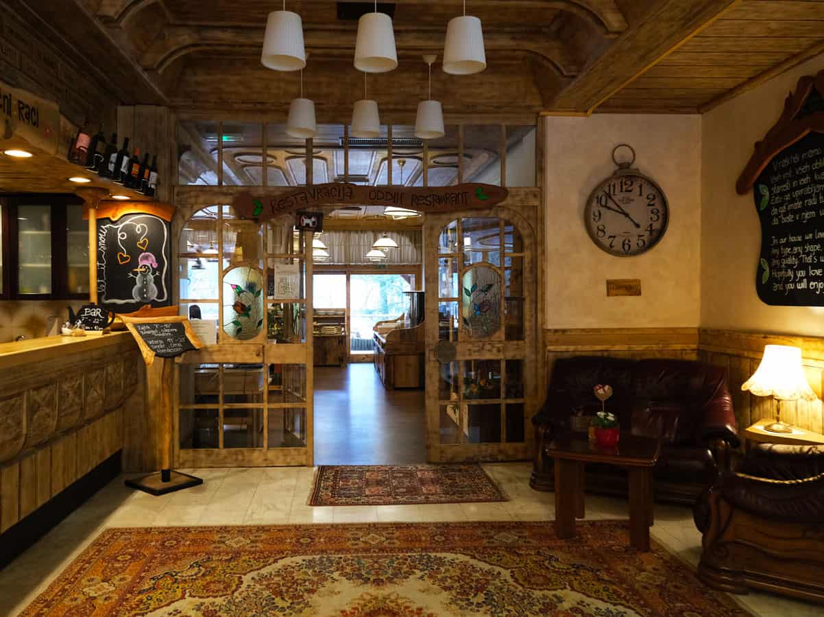 Ribno Glamping: dormire a Bled Slovenia 9 Ingresso ristorante hotel
