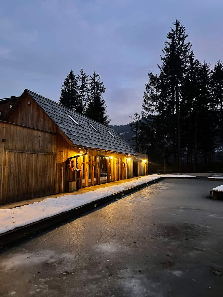 Ribno Glamping: dormire a Bled Slovenia 8 Bar esterno su piscina Ribno Glamping