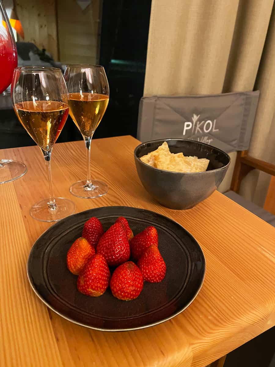 Pikol Lake Village: glamping galleggiante in Slovenia 13 Aperitivo romantico con vino e fragole